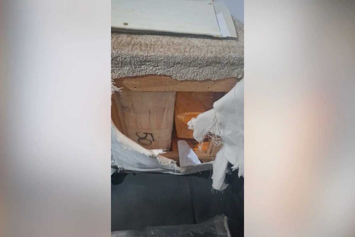 Pacotes embrulhados em papel, um deles marcado com o número 50, dentro do pufe. Foto: Reprodução/Polícia Civil de SP