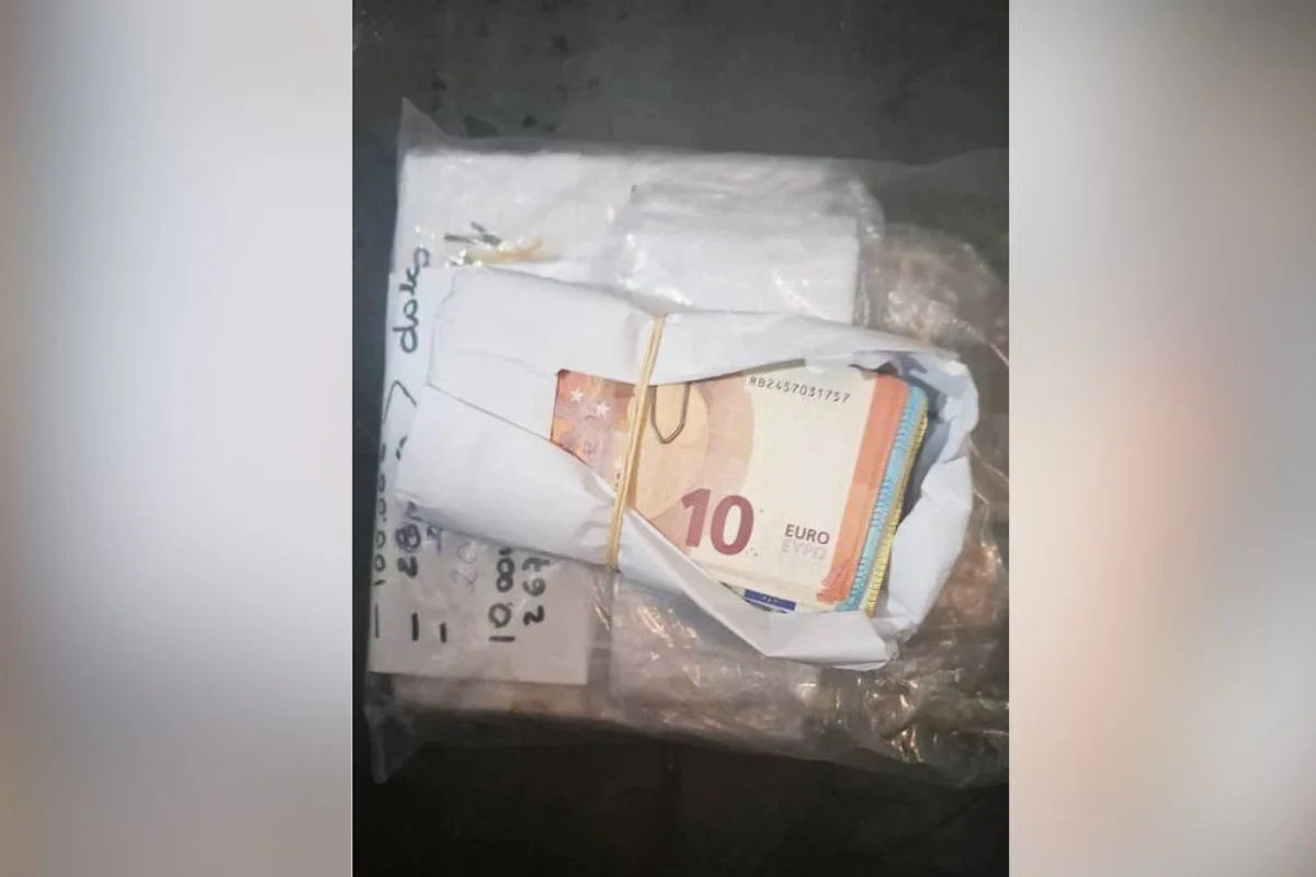 Notas de euro presas com elástico, ao lado de papéis com anotações à mão. Foto: Reprodução/Polícia Civil de SP