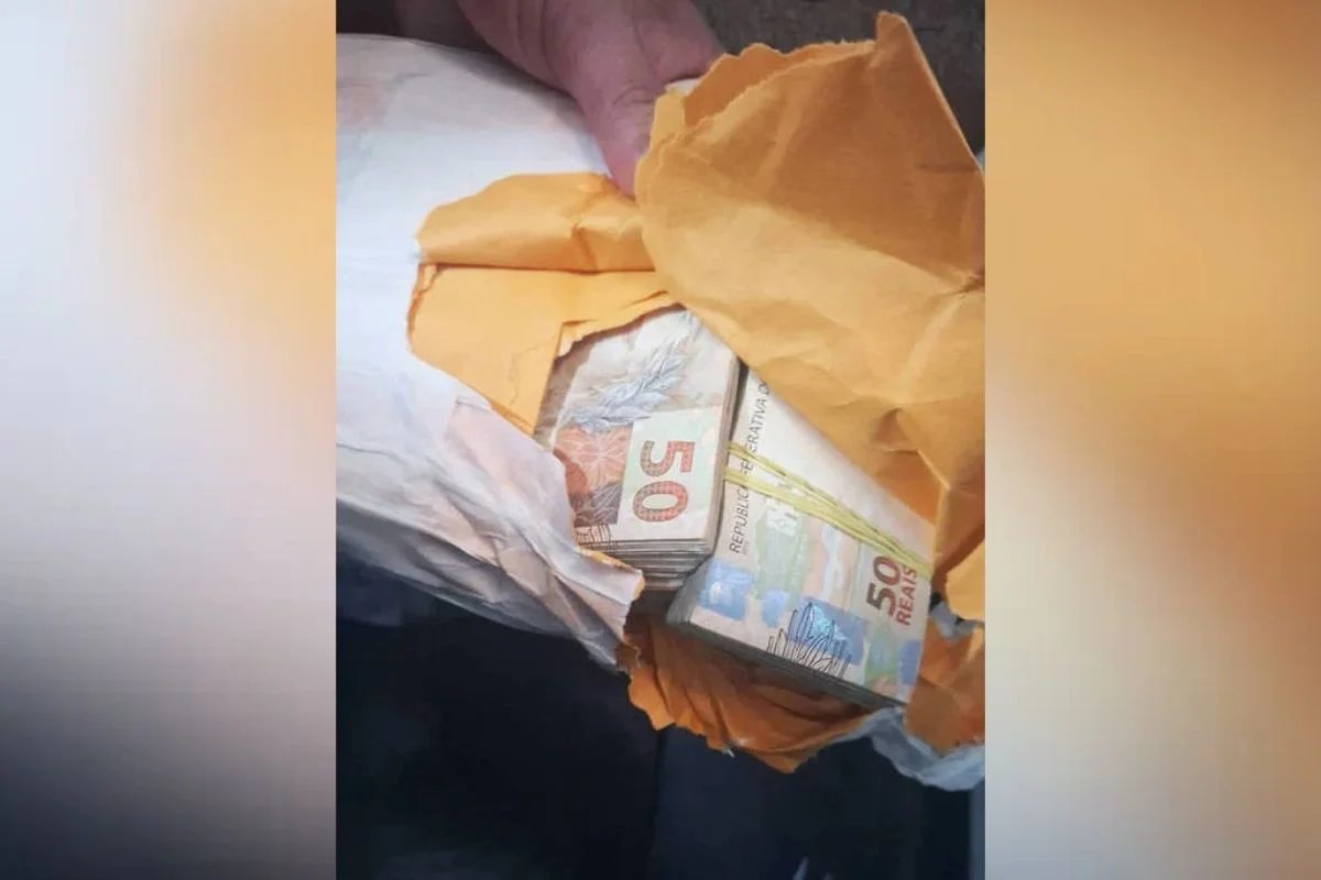Maços de notas de R$ 50 dentro de um envelope pardo. Foto: Reprodução/Polícia Civil de SP